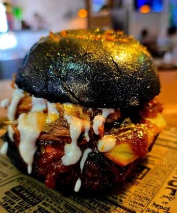Hamburguesa con pan de carbón