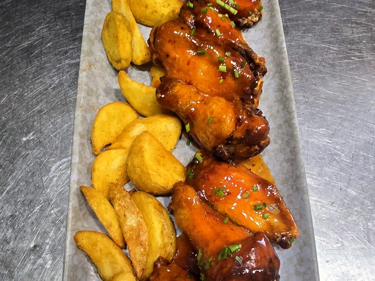 FRIED CHICKEN WINGS WITH HOUSE SAUCE