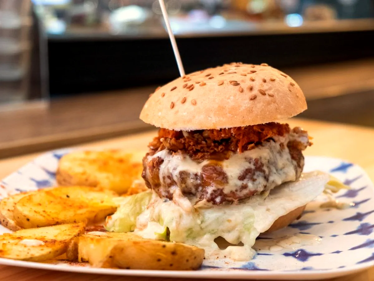 CRUCH BURGER CHEESE AND BACON