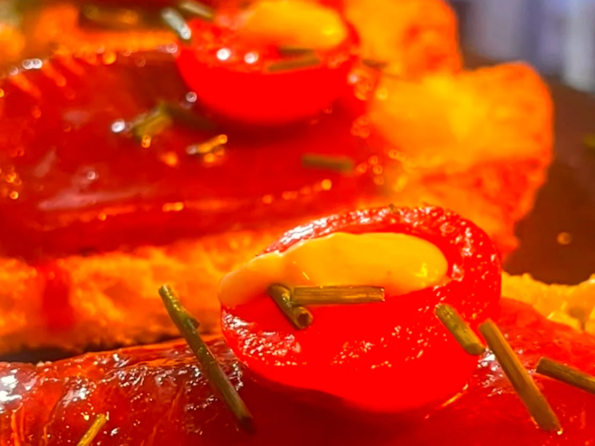 RED TUNA AND TOMATO MOJAMA TOAST
